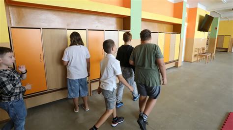 Deti na chodbe základnej školy na východnom Slovensku