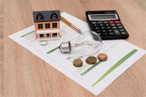 Ilustrácia rodiny kontrolujúcej účty za bývanie