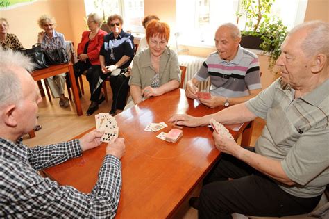 Ilustračná fotografia seniorov v parku