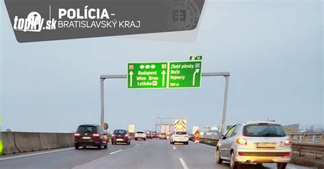 Billboardy pri diaľnici