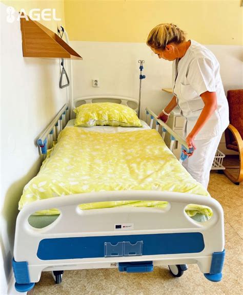 ilustrácia polohovateľnej nemocničnej postele s pacientom