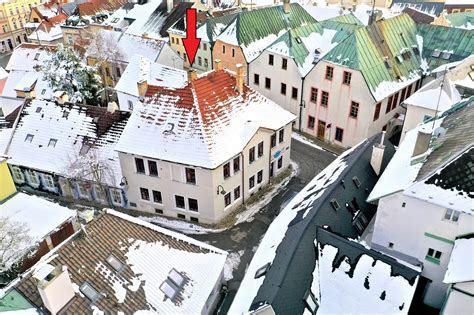 Ilustračná fotografia modernej mestskej ulice s bytovými domami a zeleňou