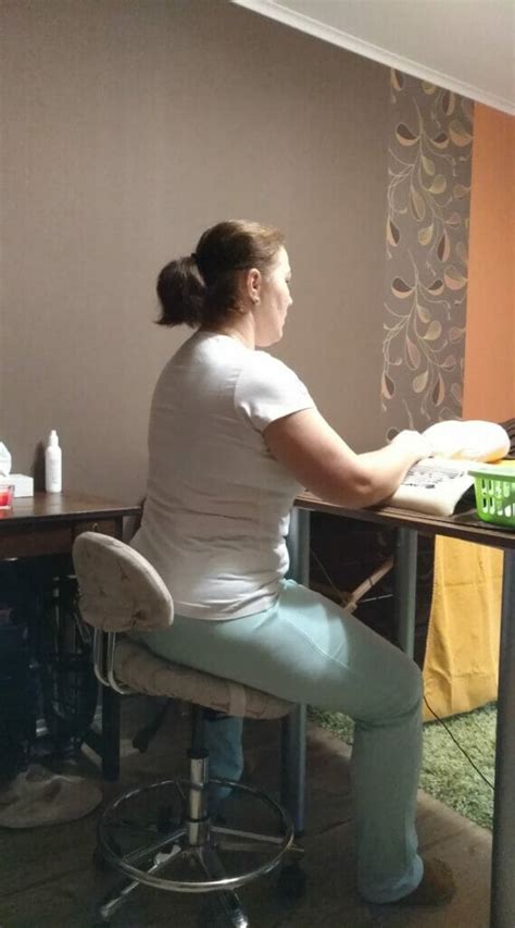 Žena píšuca pri stole