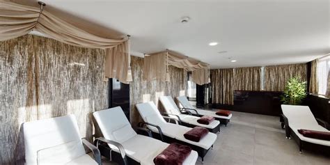 Ilustračná fotografia páru relaxujúceho vo wellness centre