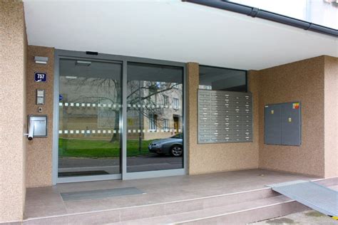 Ilustrácia bezbariérového vstupu do bytového domu s rampou a širokými dverami