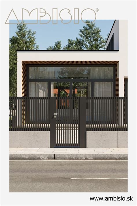 Záhradka v Modranke s plotom a bránkou