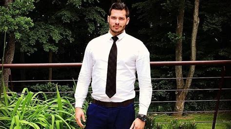 Muž v elegantnom obleku a bielej košeli na svadbe