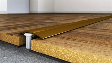 Ilustrácia prechodovej lišty spájajúcej dva rôzne typy podláh