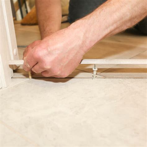 Diagram znázorňujúci správny postup montáže prechodovej lišty