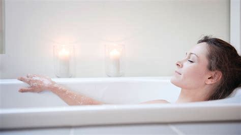 Žena relaxujúca v teplej vani