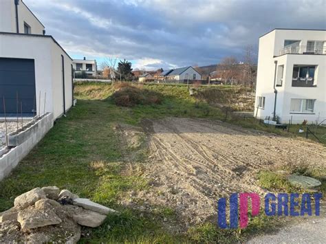 Ilustrácia muža sediaceho v tichu pri jazere, meditujúceho