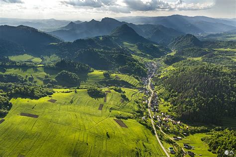Letecký pohľad na obec Mengusovce s Vysokými Tatrami v pozadí