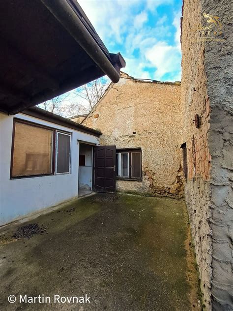 Pohľad na rodinný dom v tichej ulici Devínskej Novej Vsi