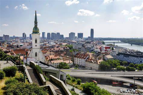 Pohľad na panorámu mesta Pardubice s riekou Labe