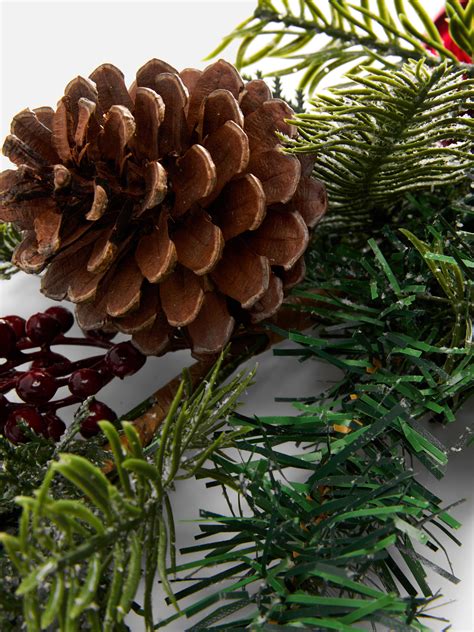 Sklené vázy s machom a vianočnými guľami