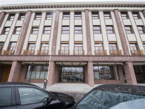 Ilustrácia súdnej budovy so symbolom spravodlivosti