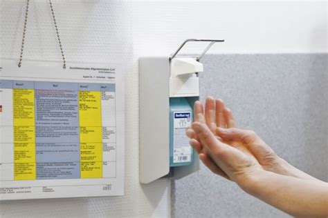 Rôzne typy dezinfekčných prostriedkov na ruky a povrchy