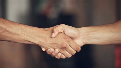 Dve ženy si podávajú ruky, symbol spolupráce