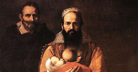 Muž objímajúci svoje dieťa