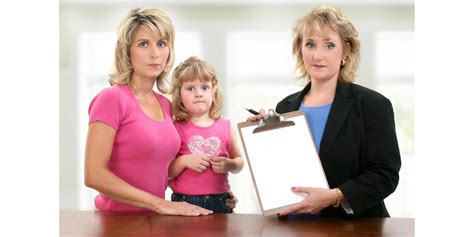 Ilustrácia dieťaťa s tabletom a rodičom oboznamujúcim sa s nastaveniami