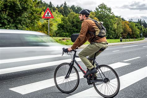 Cyklista v dlhých nohaviciach a kraťasoch
