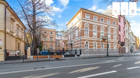 Fasáda historickej budovy na ulici K. A. Medveckého