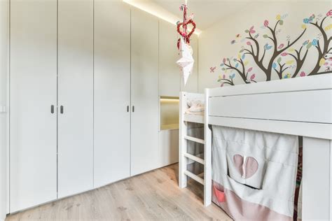 Schematické znázornenie minimálneho priestoru 1.7 m² okolo detskej postele