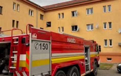 Hasiči hasia požiar v bytovom dome