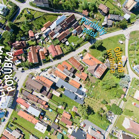 Liptovská Porúbka s pohľadom na Nízke Tatry