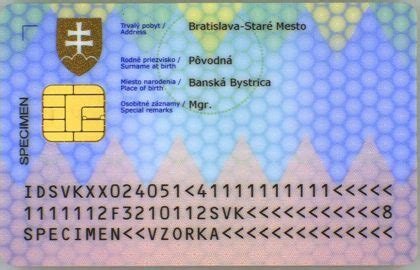 Zadná strana autorádia s káblami
