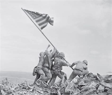 Ikonická fotografia vztýčenia americkej vlajky na hore Suribači