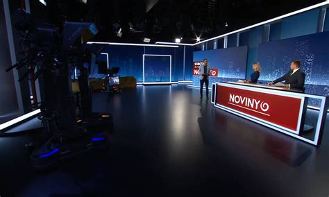 Televízna štúdiová scéna s moderátorom a súťažiacim v horkom kresle