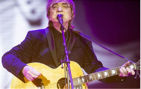 Spevák s gitarou v prírode