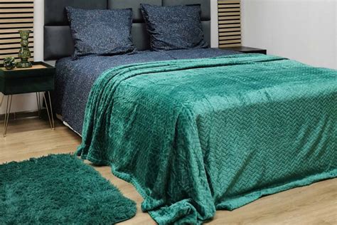 Ilustrácia auta v garáži počas zimného obdobia