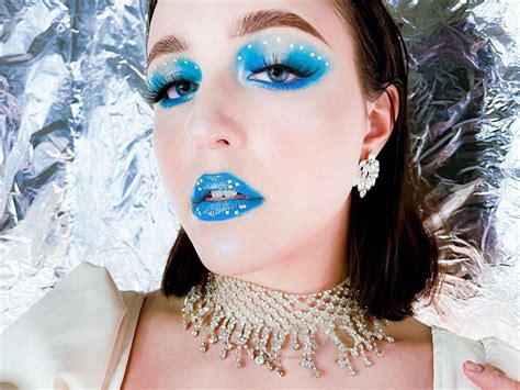 Žena skúšajúca make-up na čelusti