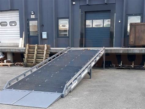 Nakladacia rampa so skladovými vozíkmi