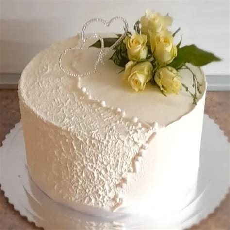 Svadobná torta pripravená na krájanie