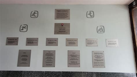 Príklady označenia sídla - tabuľa pri vchode do budovy, nápis na dverách rodinného domu