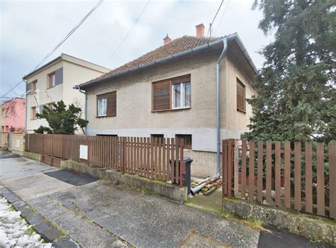 Pohľad na zateplený bytový dom na ulici 1. mája