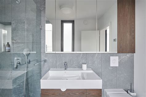 Moderná kúpeľňa s umývadlom a obkladom