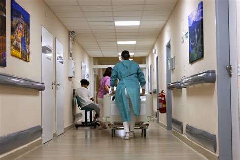 Lekár komunikujúci s pacientom na lôžku