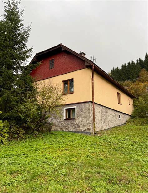 Fotografia staršieho rodinného domu s veľkým pozemkom vo Veľkom Rovnom