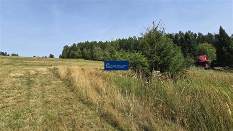 Rekreačný pozemok s výhľadom na lesy a kopce