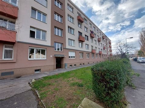 Zrekonštruovaný tehlový bytový dom