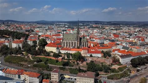 Panorama Brna s dominantou hradu Špilberk a katedrály sv. Petra a Pavla
