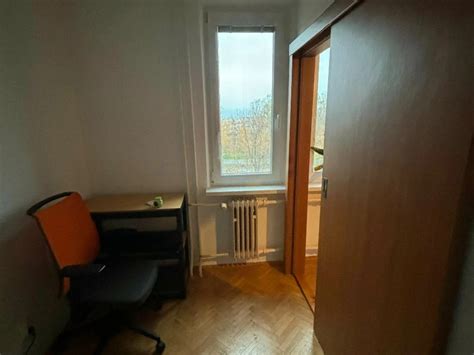 Interiér moderne zariadeného dvojizbového bytu s balkónom