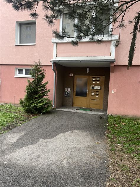 Mapa zobrazujúca polohu bytu na Prachatickej ulici vo Zvolene s vyznačenými bodmi záujmu (obchody, školy, zastávka MHD)