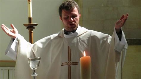 Kňaz krstí dieťa vodou