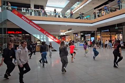 Ilustračná fotografia ľudí v nákupnom centre