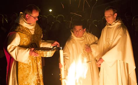 Symbolika krstnej košieľky a sviece